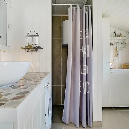 Three-bedroom Holiday In * Hals